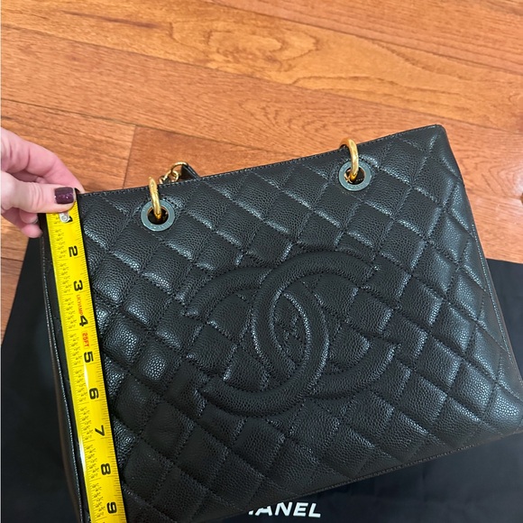 ✨NWT CHANEL caviar black w gold hard, authenticity card/dust bag yes (13X10) - Picture 2 of 16